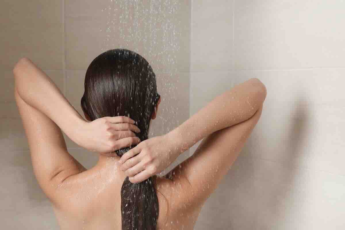 Donna si lava capelli